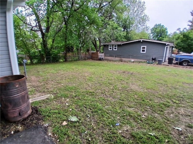 1029 Shearer Rd, Kansas City, KS 66103 - view of yard