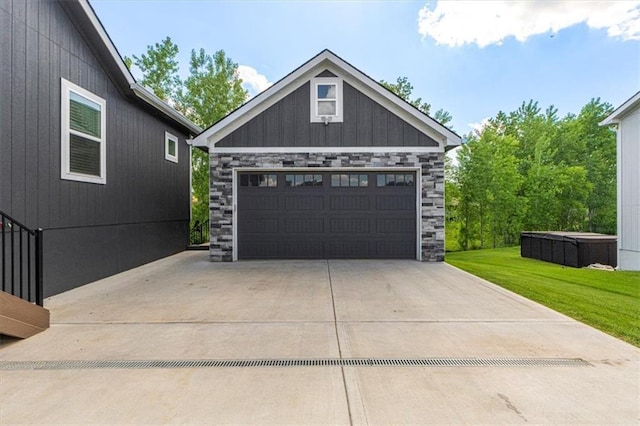 546 N Oakwood Ln, Tonganoxie, KS 66086 - view of garage