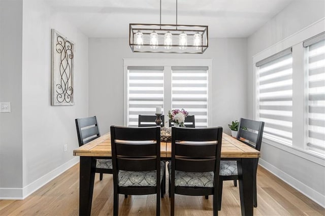 546 N Oakwood Ln, Tonganoxie, KS 66086 - dining space featuring light wood-type flooring and baseboards
