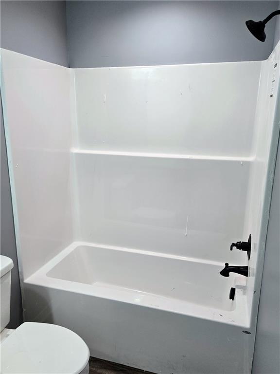 449 E Market St, Warrensburg, MO 64093 - full bath featuring toilet and tub / shower combination