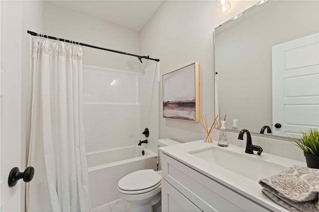 402 Woodview Dr, Raymore, MO 64083 - full bathroom featuring toilet, shower / tub combo with curtain, and vanity