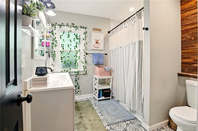 bathroom with toilet, vanity, baseboards, a shower with curtain, and recessed lighting