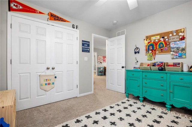 bedroom with carpet flooring, a ceiling fan, and a closet