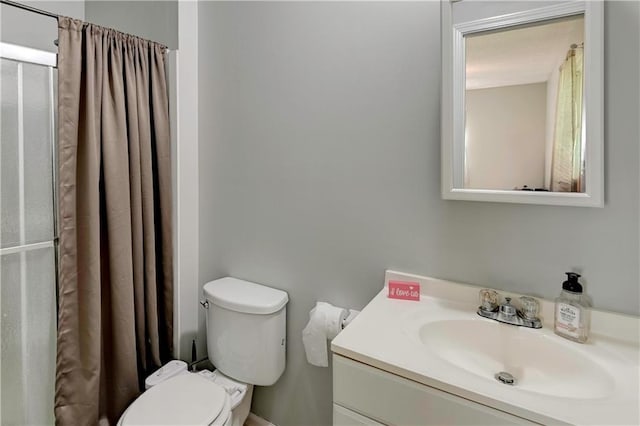 full bathroom with a shower with curtain, toilet, and vanity