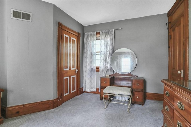 living area with carpet floors and baseboards