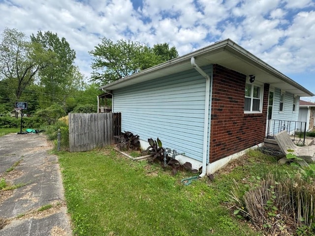 1606 N Ponca Dr, Independence, MO 64058 - view of property exterior with brick siding and fence