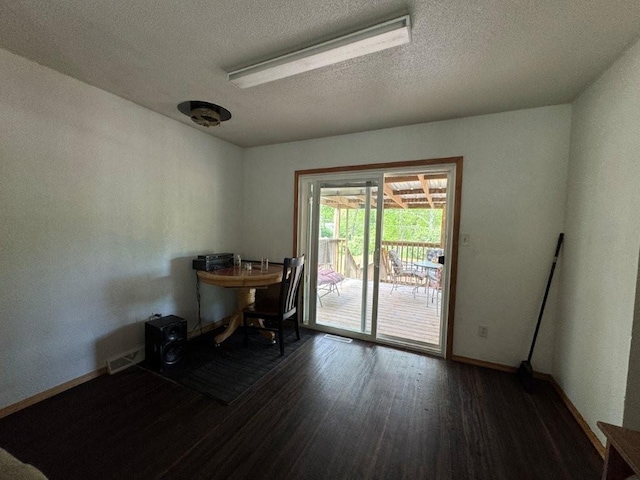 1606 N Ponca Dr, Independence, MO 64058 - dining area featuring wood finished floors, a textured ceiling, and baseboards