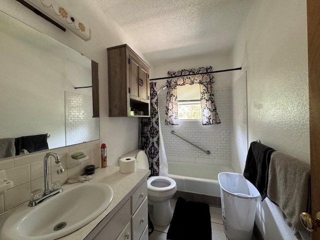 1606 N Ponca Dr, Independence, MO 64058 - bathroom featuring a textured ceiling, toilet, shower / tub combo with curtain, vanity, and tasteful backsplash