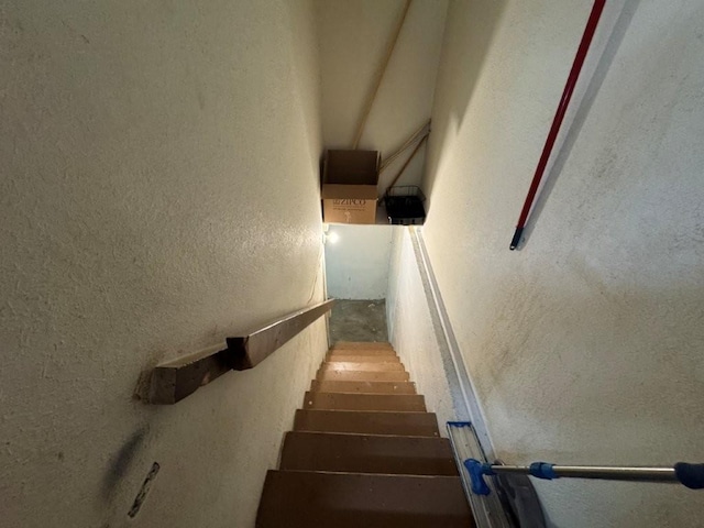 1606 N Ponca Dr, Independence, MO 64058 - staircase featuring a textured wall