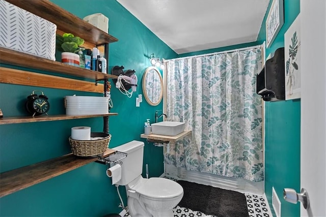 4305 Doctor Greaves Rd, Grandview, MO 64030 - bathroom featuring a sink, toilet, and shower / bathtub combination with curtain