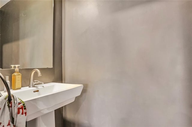 bathroom featuring a sink