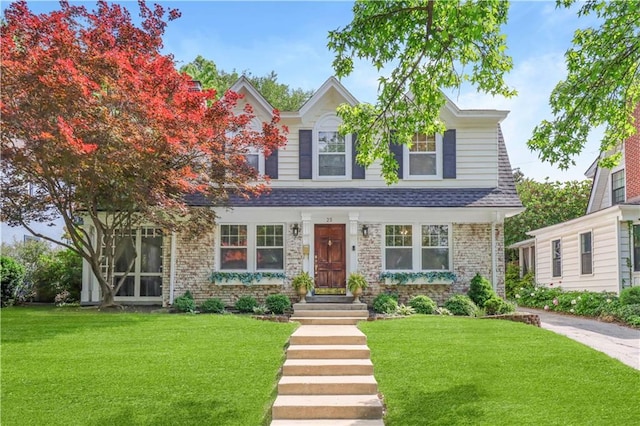 23 W Winthrope Rd, Kansas City, MO 64113 - traditional home featuring a front lawn and a shingled roof