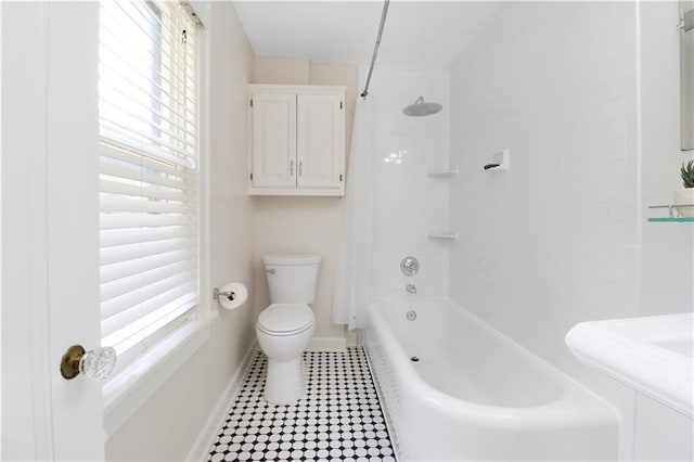 23 W Winthrope Rd, Kansas City, MO 64113 - full bath featuring toilet, baseboards, and shower / tub combination