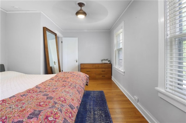 23 W Winthrope Rd, Kansas City, MO 64113 - bedroom with light wood-style flooring, crown molding, baseboards, and a ceiling fan