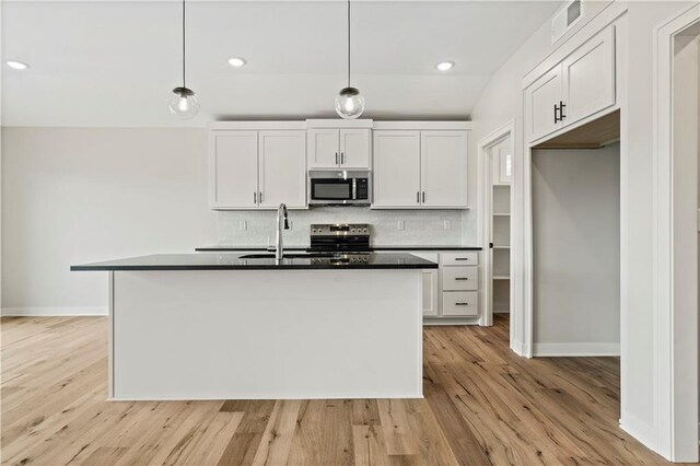 1925 SW Merryman Dr, Lees Summit, MO 64082 - kitchen featuring appliances with stainless steel finishes, a sink, tasteful backsplash, baseboards, and light wood-type flooring