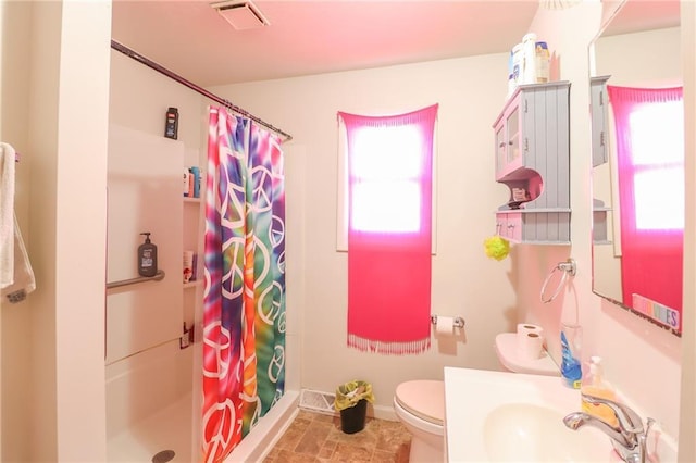 bathroom featuring curtained shower, toilet, baseboards, and vanity