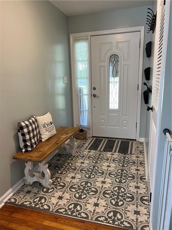 foyer featuring baseboards