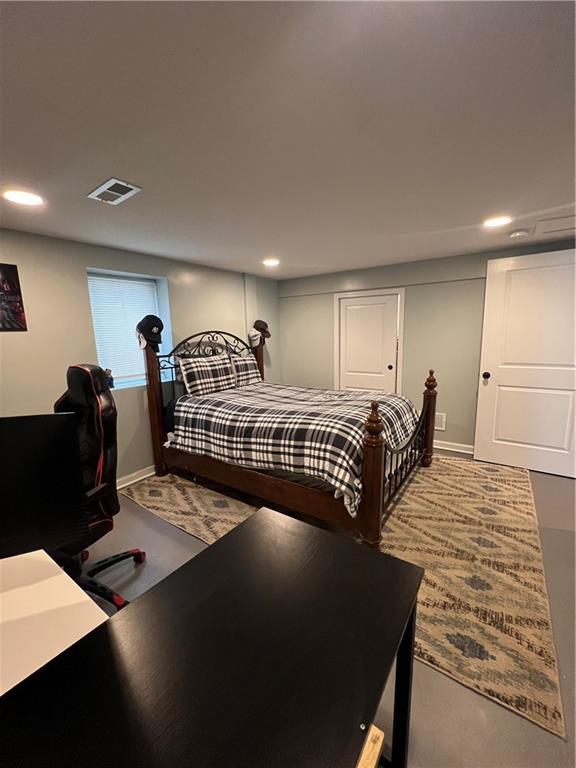 bedroom featuring recessed lighting and a desk