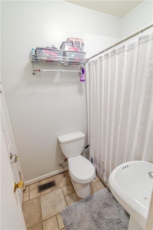 911 N 6th St, Atchison, KS 66002 - bathroom featuring toilet and a shower with curtain