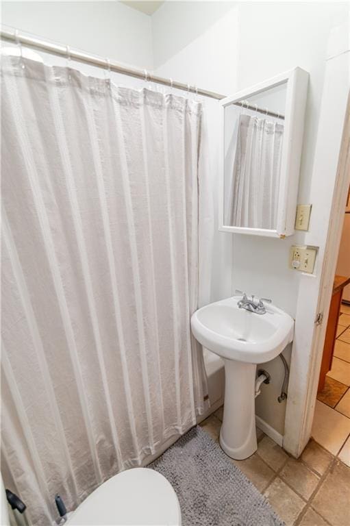 911 N 6th St, Atchison, KS 66002 - full bathroom with tile patterned flooring, toilet, and a shower with curtain