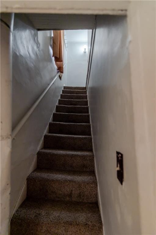 911 N 6th St, Atchison, KS 66002 - view of stairway