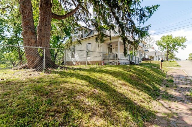 911 N 6th St, Atchison, KS 66002 - view of yard with a porch