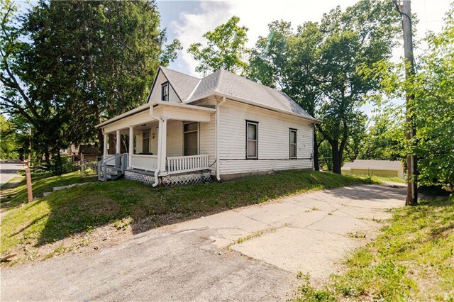 911 N 6th St, Atchison, KS 66002 - view of front of house with a porch and driveway