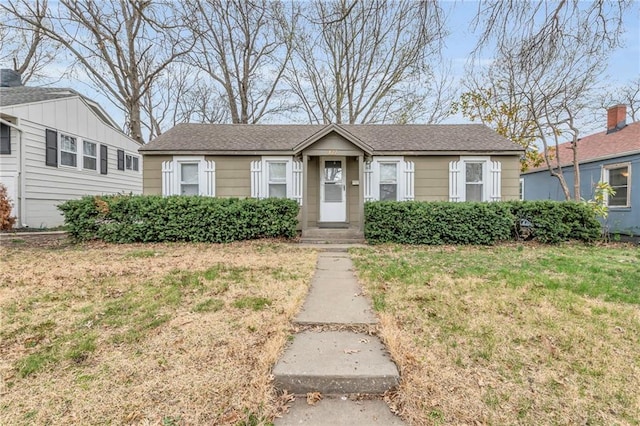 single story home with a front lawn
