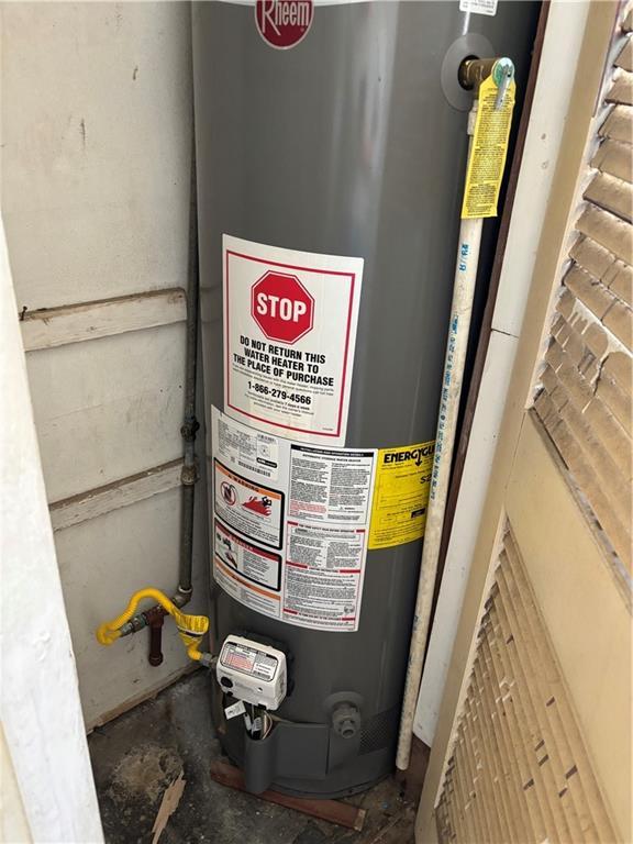 2905 S 50th St, Kansas City, KS 66106 - utility room with water heater