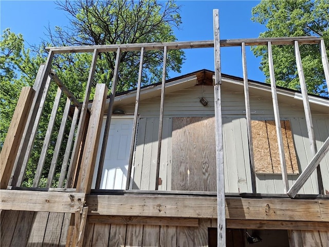 view of side of property with an outdoor structure