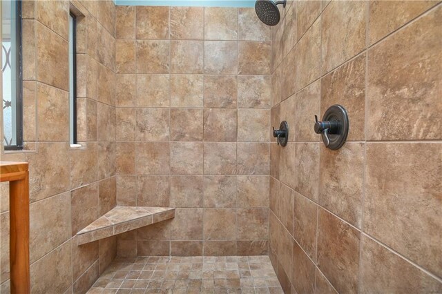 4502 Verona Ct, Riverside, MO 64150 - bathroom with tiled shower