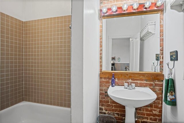 432 S 5th St, Atchison, KS 66002 - full bath with shower / bathtub combination