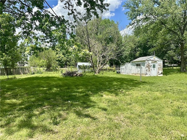 view of yard featuring an outbuilding