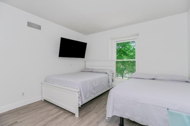 11506 Knox St, Overland Park, KS 66210 - bedroom with light wood-style flooring and baseboards
