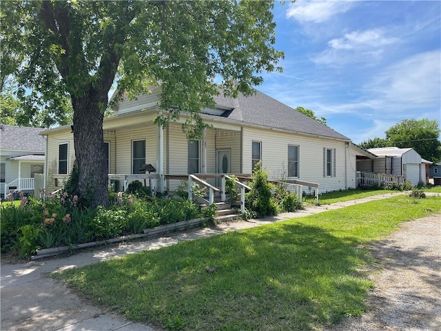 view of front of house featuring a porch and a front lawn