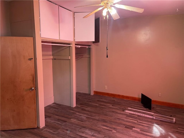 unfurnished bedroom featuring wood finished floors, a closet, baseboards, and a ceiling fan