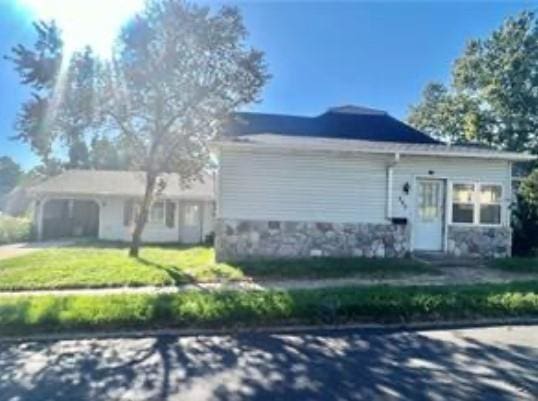 524 N Walnut St, Maryville, MO 64468 - view of front facade with a front lawn