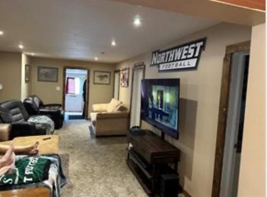 524 N Walnut St, Maryville, MO 64468 - carpeted living room featuring recessed lighting