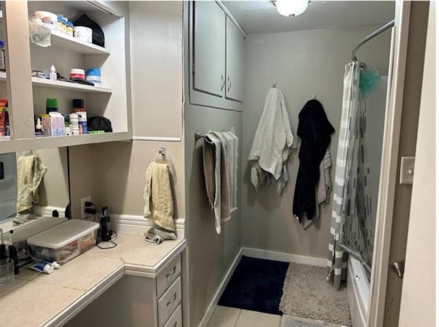 524 N Walnut St, Maryville, MO 64468 - bathroom featuring a shower with curtain and baseboards