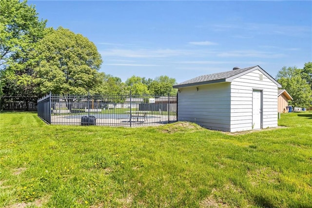 view of yard featuring an outbuilding