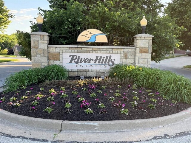 L106 River Hills Dr, Parkville, MO 64152