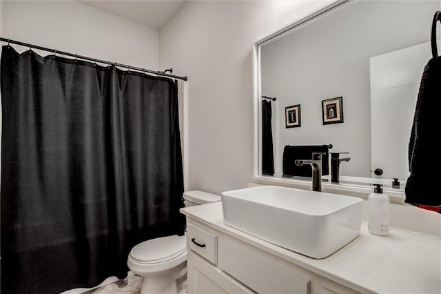 4713 NE Saratoga Ct, Lees Summit, MO 64064 - full bath featuring toilet, vanity, and a shower with curtain