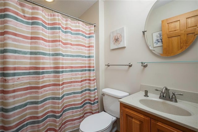 full bath with toilet, vanity, a shower with curtain, and a textured ceiling