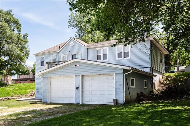 view of front of home with a front lawn and driveway