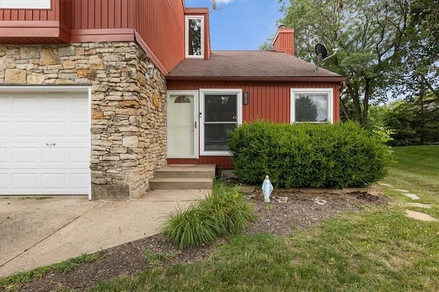 613 NE 90th Ter, Kansas City, MO 64155 - property entrance featuring stone siding and a yard