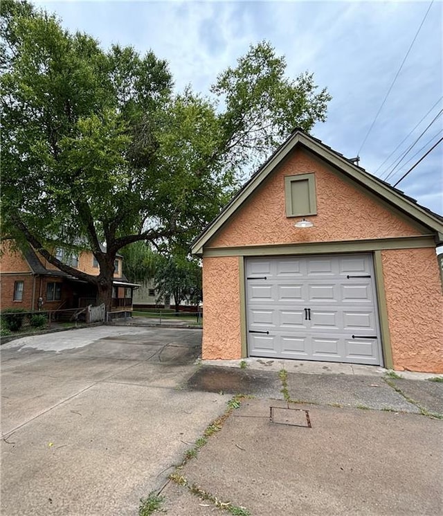 2702 Faraon St, Saint Joseph, MO 64501 - detached garage with driveway