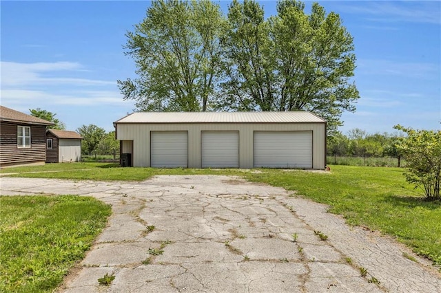 view of detached garage