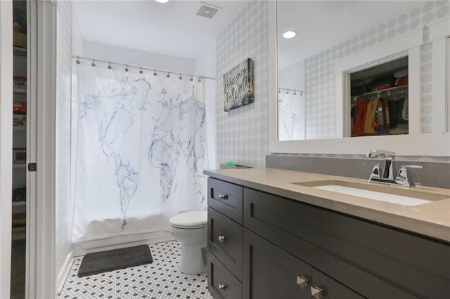 2807 W 50th Ter, Westwood, KS 66205 - full bath featuring vanity, toilet, wallpapered walls, shower / bath combination with curtain, and a walk in closet