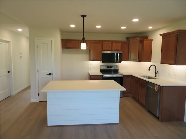 902 2nd St, Perry, KS 66073 - kitchen with stainless steel appliances, a sink, tasteful backsplash, light wood finished floors, and recessed lighting