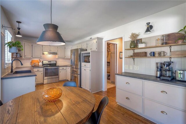2007 NE Newport Ct, Blue Springs, MO 64014 - dining space featuring light wood-type flooring